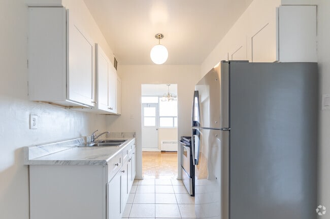 1BR, 1BA - Kitchen - Buckingham House