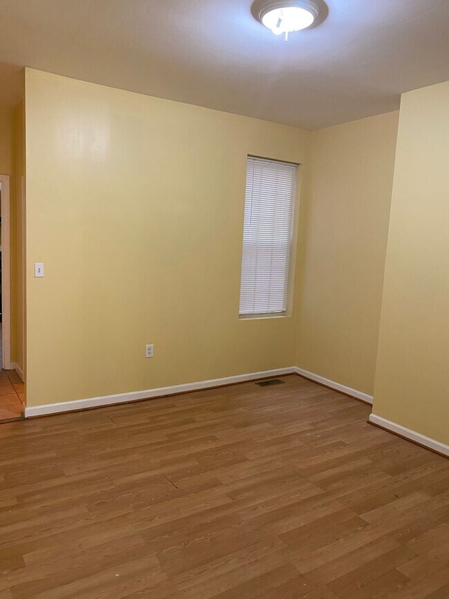 Foto del edificio - Spacious Rooms! Hardwood Flooring Throughout! A/C! W/D Hook-Up!