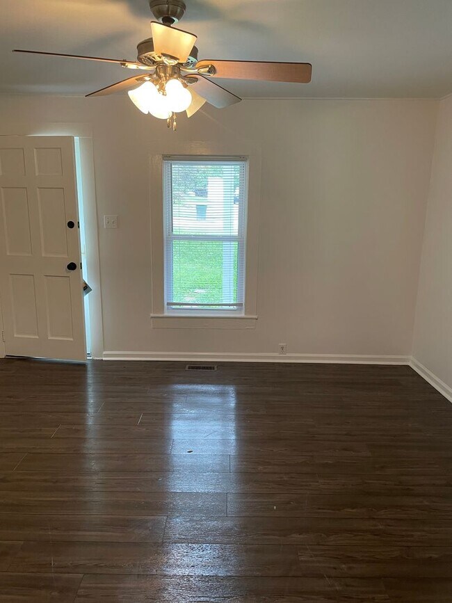 Foto del edificio - Adorable 2BR Home with Rocking Chair Front...