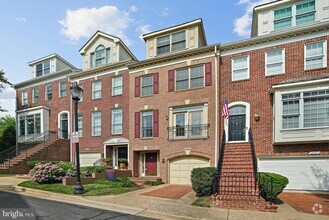Building Photo - 2225 N Oak Ct