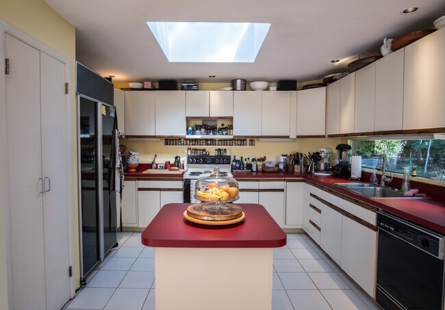 Foto del edificio - 74 Talmage Farm Ln