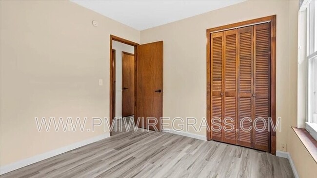 Foto del edificio - 214 Brookside Ln