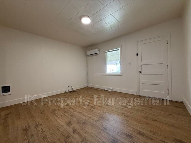 Building Photo - 413 6th St S