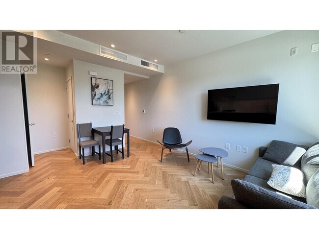 Photo du bâtiment - 745-745 W 49th Ave