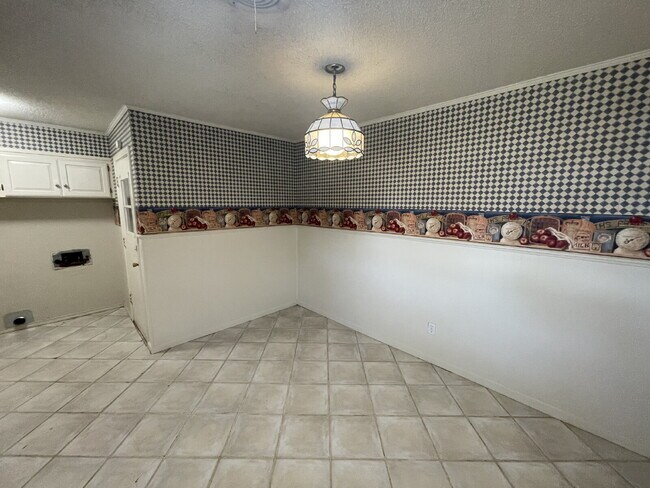 Foto del edificio - Home Located Minutes From Shopping Mall, R...