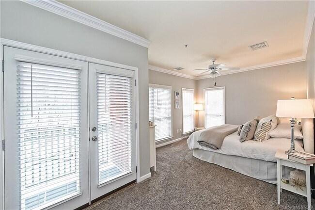 Building Photo - 318 S Cedar St