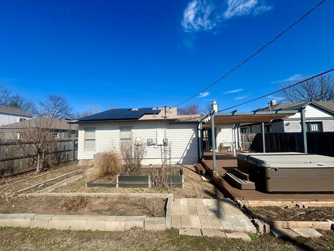 Foto del edificio - Beautifully updated home just west of Brookside and Trader's Joes in Midtown