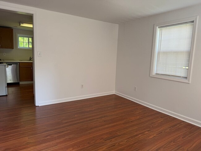 Building Photo - Maryville 37804 - 1 bedroom, bath in duplex, bottom unit - Contact Sharon Arnwine (865) 313-7215