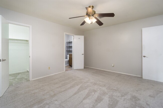 Building Photo - 2119 Williamsburg Ct S