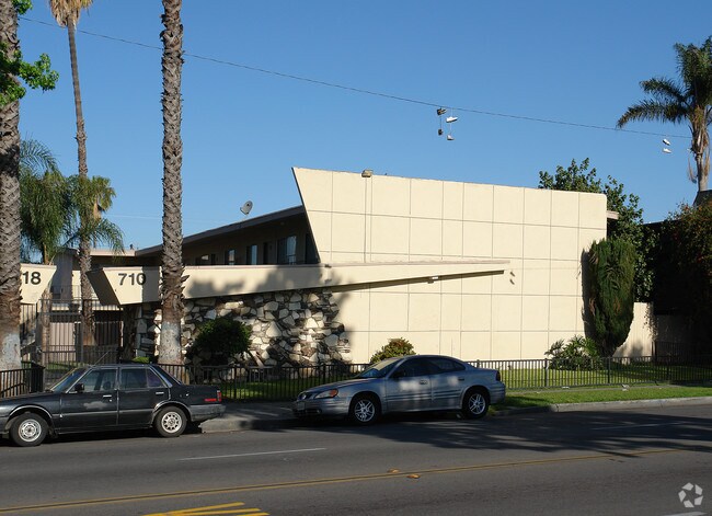 Building Photo - 710 S Raitt St