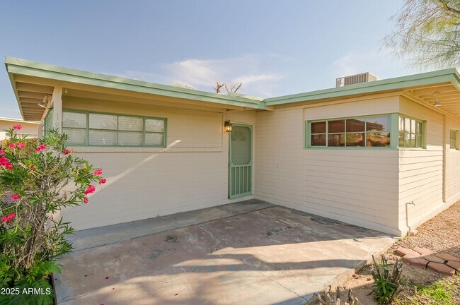 Foto del edificio - 1851 N 80th Pl