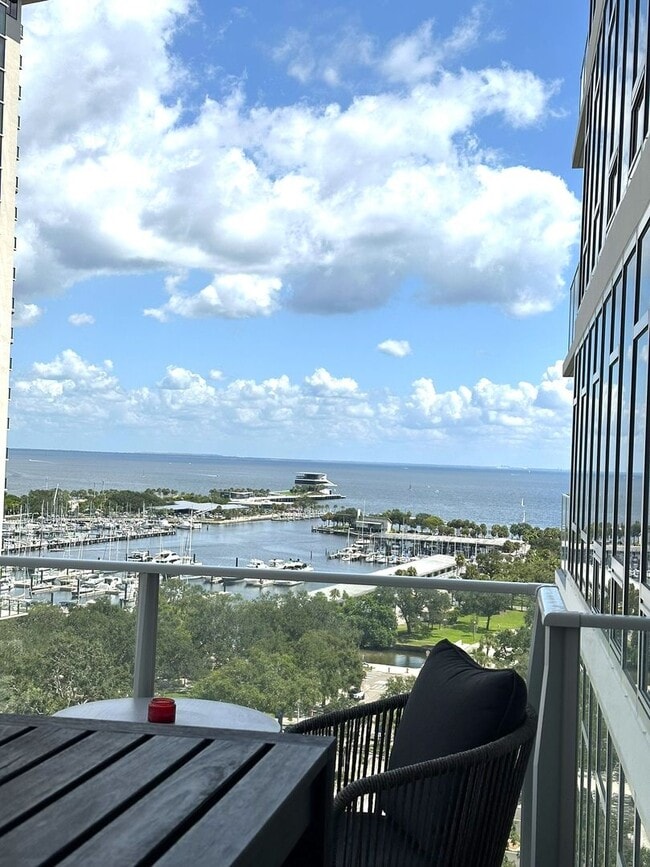 Building Photo - Unfurnished Annual DOWNTOWN ST. PETE - SIG...