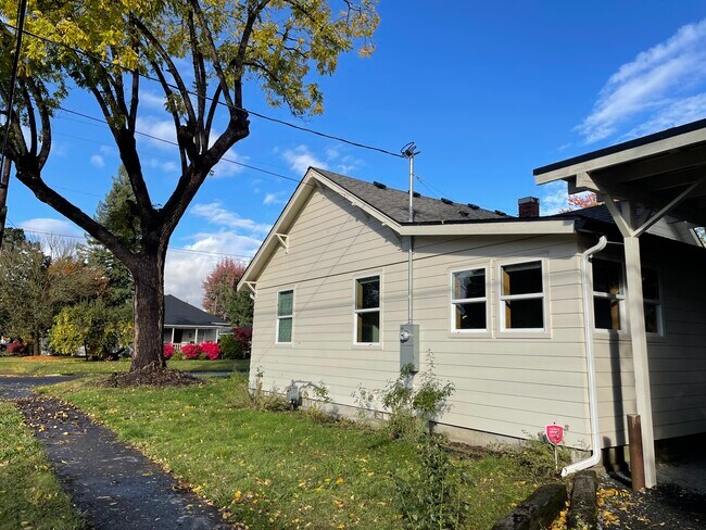 Lado - 1200 E 6th St