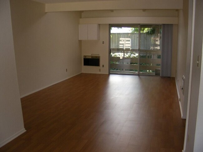 Foto del edificio - 23732 Hillhurst Dr