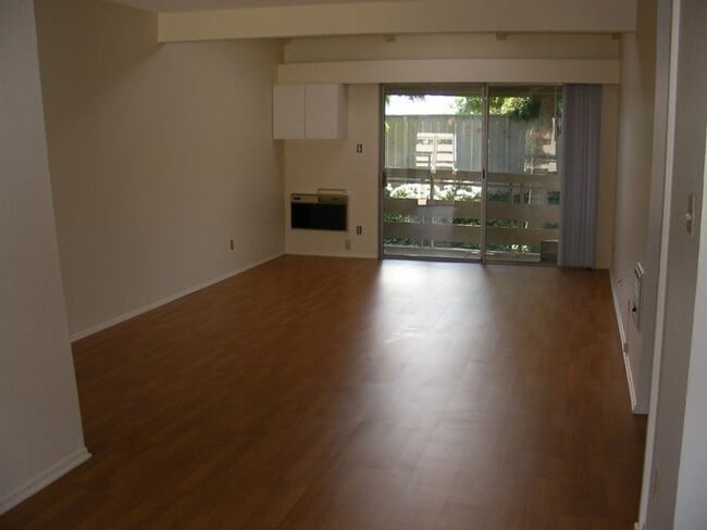 Building Photo - 23732 Hillhurst Dr