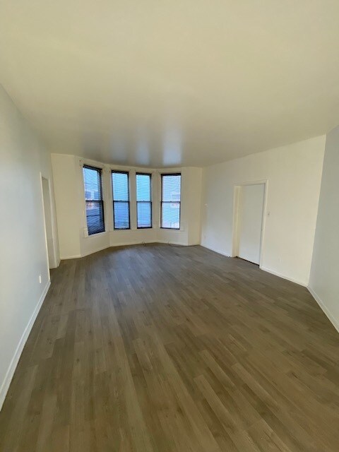 Amplia sala de estar - 214 S Bloomington St