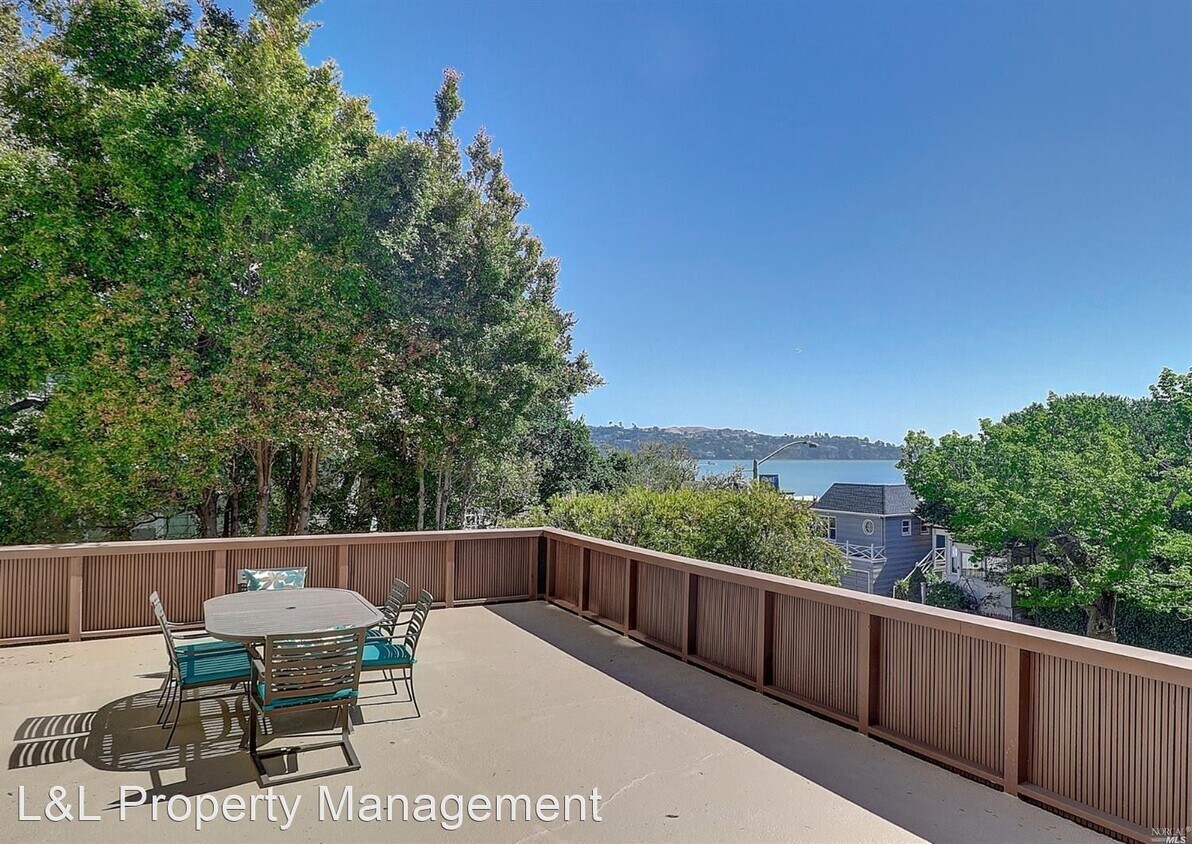 Primary Photo - 3 br, 2 bath House - 5 Sausalito Blvd. Unit 1