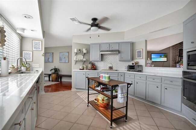 Building Photo - 6402 Grandvale Dr