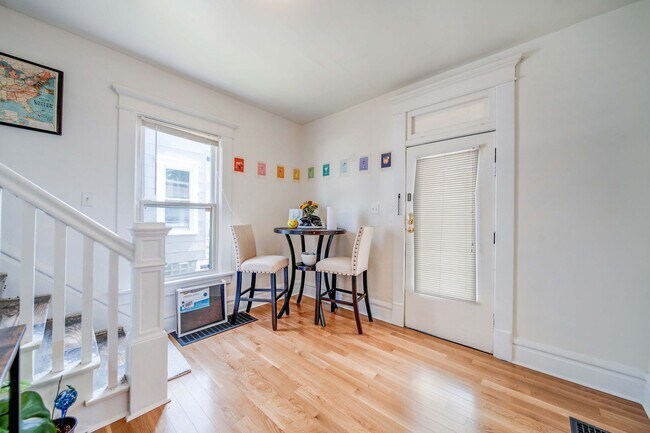 Foto del edificio - Ultimate 6-Bedroom House with Amazing Front Porch!