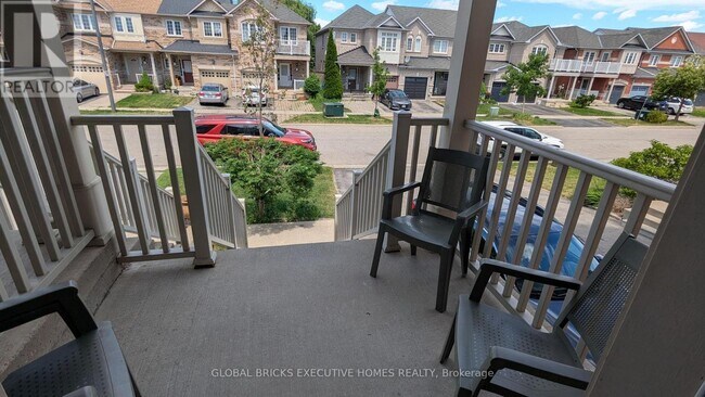 Photo du bâtiment - 1218 Lamont Crescent