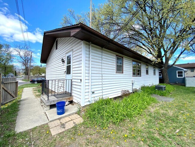 Foto del edificio - 4 Bed, 2 Bath Single Family Home!