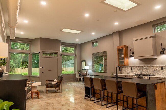 Foto del edificio - 612 W 8th Ave