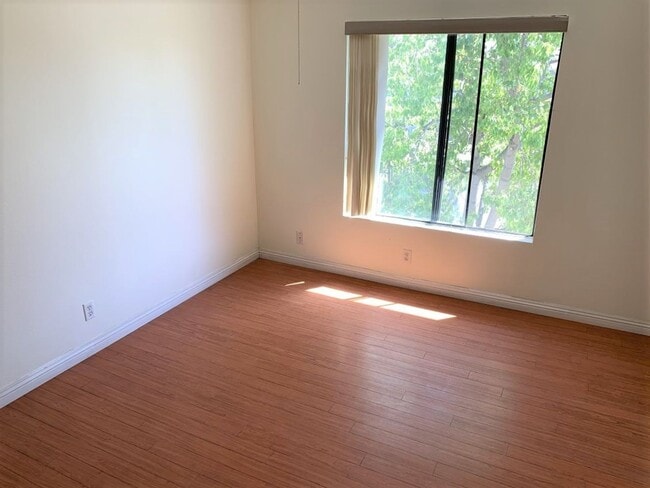 Building Photo - Amazing 2 bedroom townhome in Irvine!