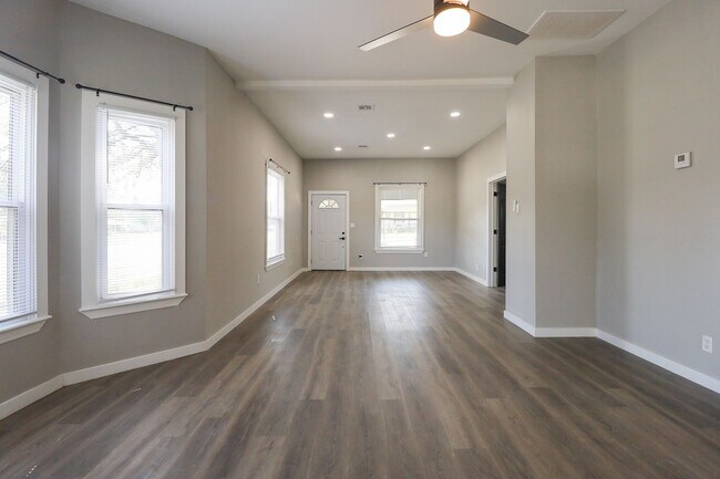 Foto del edificio - Newly Renovated | 2 Bed | 1 Bath | Bartles...