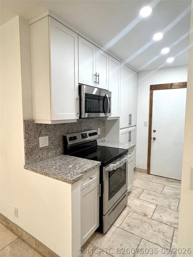 Building Photo - 2250 NE 66th St