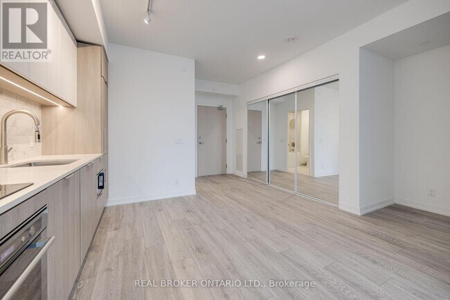 Photo du bâtiment - 2020 Bathurst St