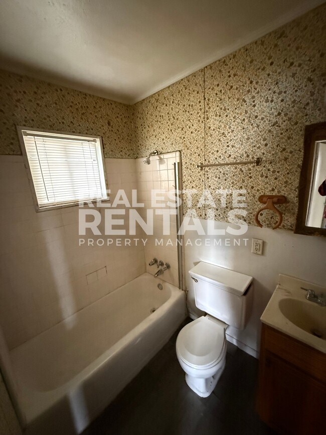 Foto del edificio - 303 Springdale Rd