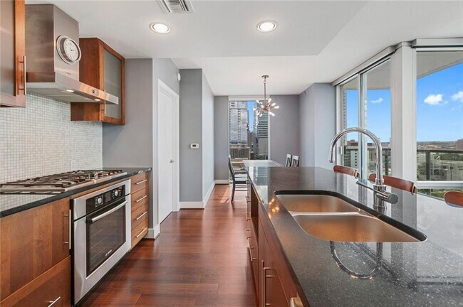 Building Photo - 300 Bowie St