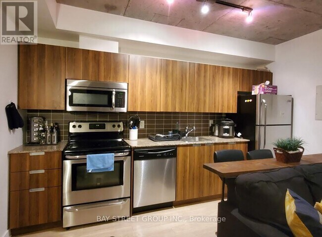 Building Photo - 400 Wellington St W