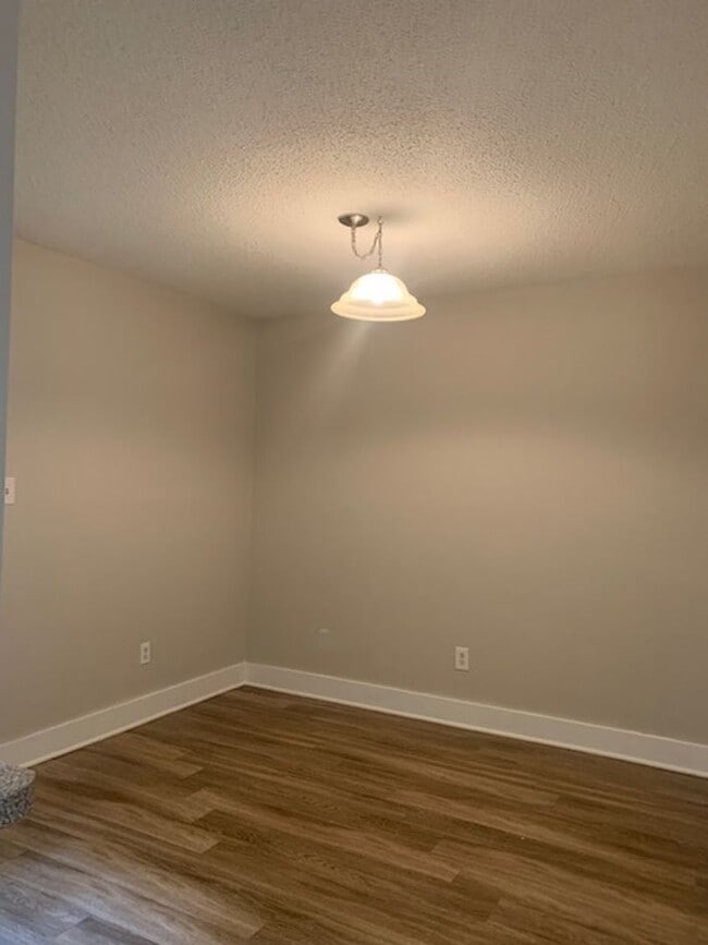 Building Photo - 118-122