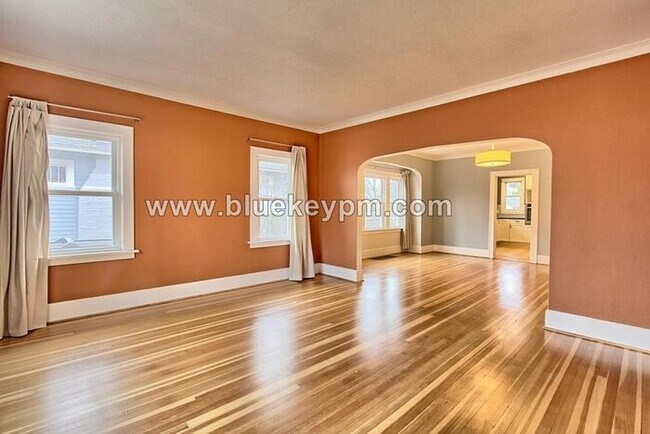 Building Photo - 3 Bed, 2 Bath Home with Primary on Main, 2...