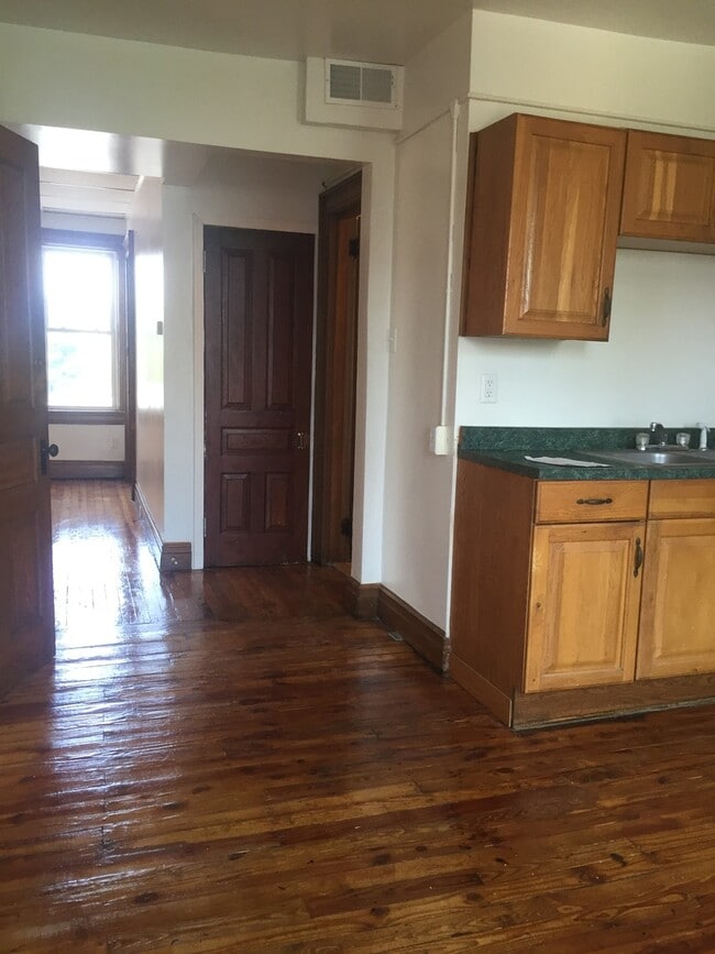 Building Photo - Top Floor 1 Bedroom with Parking Downtown ...