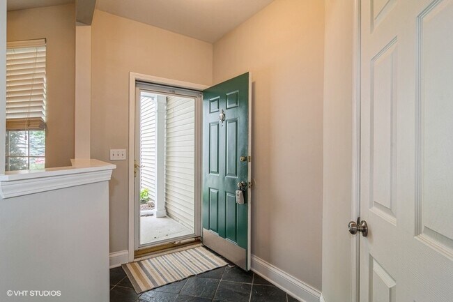 Foto del edificio - 150 Hidden Pond Cir