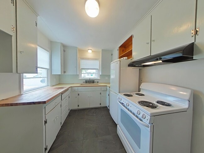 Building Photo - 2 Bedroom House ~ Close to Campus ~ Pet Fr...