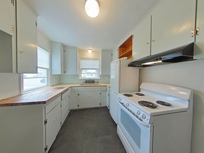 Foto del edificio - 2 Bedroom House ~ Close to Campus ~ Pet Fr...
