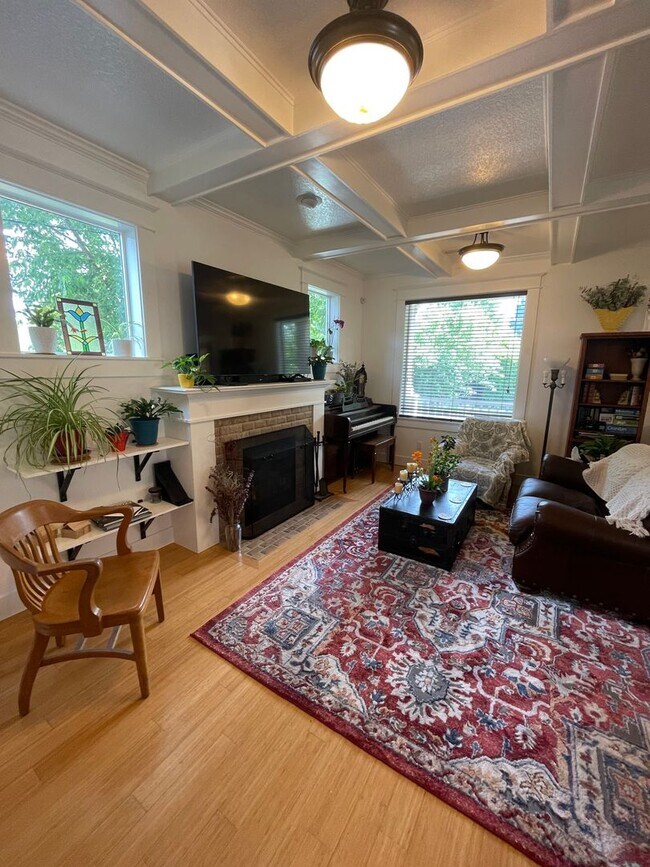 Building Photo - Modern craftsman 3+ bedroom, 2 ba *Move In...