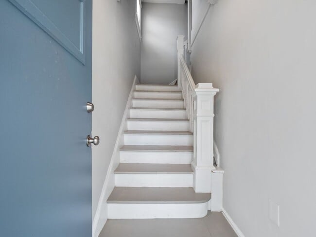 Building Photo - 926 Winona Ave SW