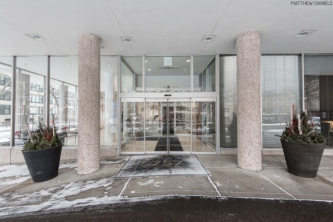 Building Photo - 5757 N Sheridan Rd