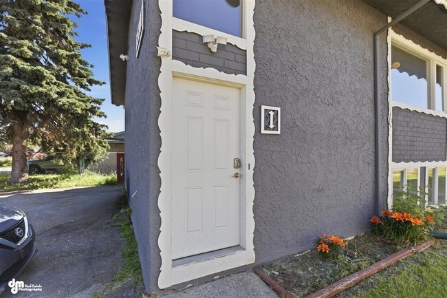 Building Photo - The Single-Family Alternative: 4BD/2BA Triplex Unit with Modern Comforts