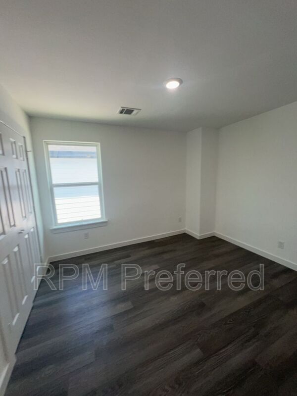 Building Photo - 6013 Wedgefield St