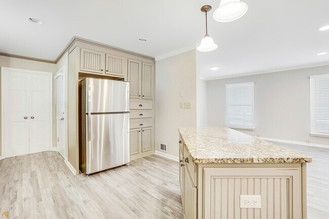 Building Photo - 4395 Riverside Dr SW