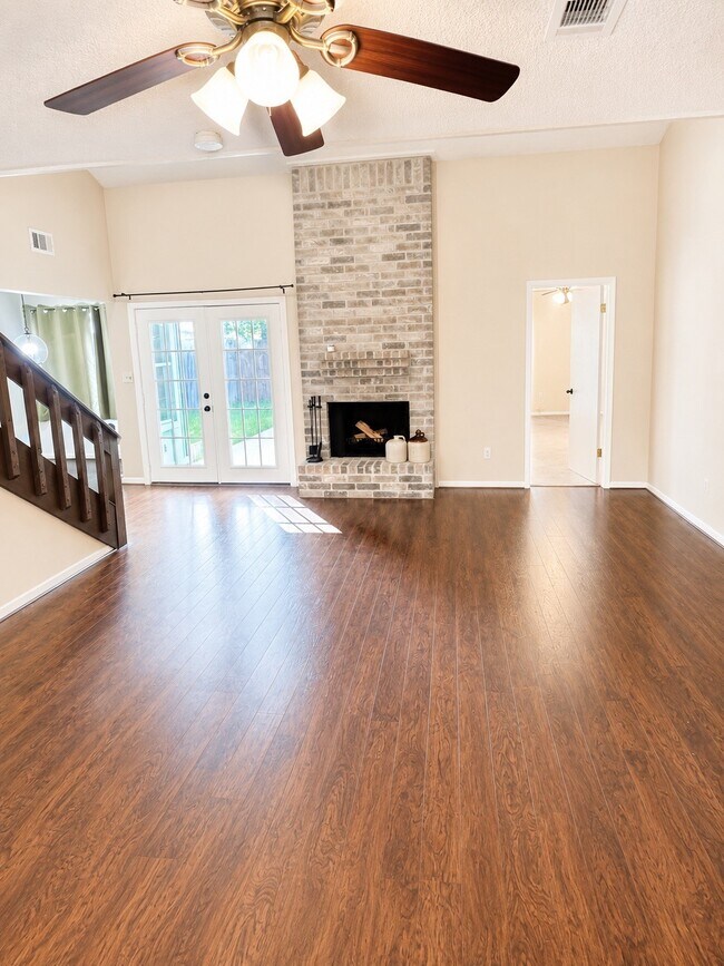 Foto del edificio - 2239 Highland Hills Dr