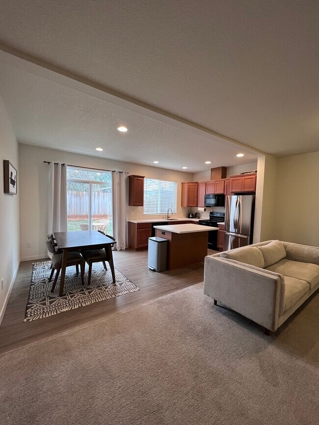 Foto del edificio - BEAUTIFUL THREE BEDROOM TOWN HOME IN KALAMA