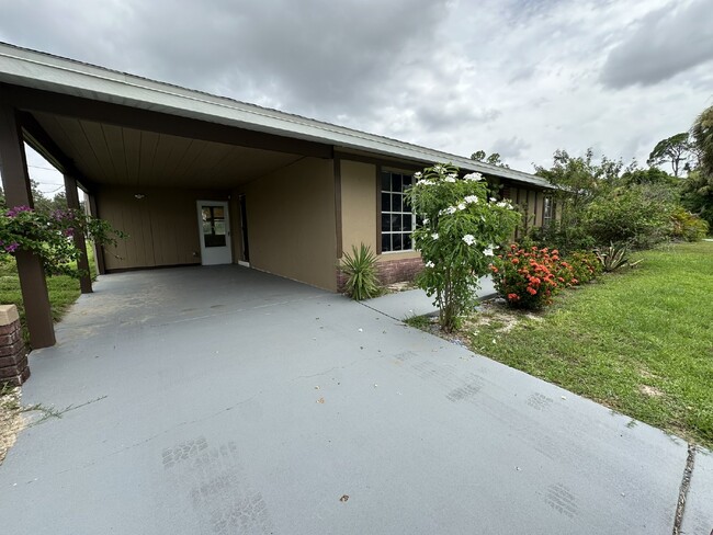 Building Photo - Charming Home in the Center of Town