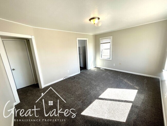 Building Photo - Entirely updated 2 bedroom / 1 bathroom ho...