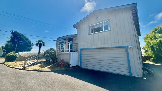 Foto del edificio - Spacious 3BD/2.5B Arcata home boasts farml...